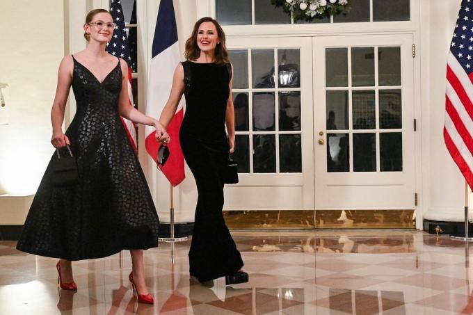 actrița americană jennifer garner și fiica ei violet affleck sosesc la casa albă pentru a participa la o cină de stat în cinstea franceză președintele Emmanuel Macron, la Washington, DC, la 1 decembrie 2022 fotografie de roberto schmidt afp fotografie de roberto schmidtafp prin getty imagini