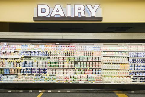 Secția de produse lactate din magazinul alimentar