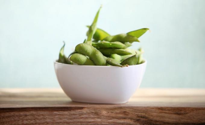 Edamame într-un vas alb