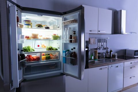 Deschide frigider în bucătărie
