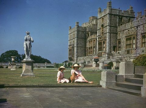 8 iulie 1941 prințesele elizabeth right și margaret rose 1930 2002 plajă în afara castelului Windsor, berkshire fotografie de lisa sheridanstudio lisgetty images