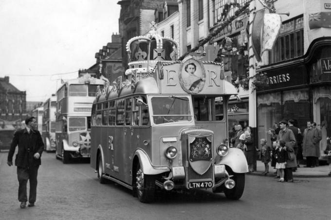 regina elizabeth ii încoronare newcastle city councils corporation autobuz cu etaj, care va fi văzut în timpul festivităților de încoronare, deschiderea oficială a străzi decorate din Newcastle procesiunea autobuzelor decorate care trec pe strada Northumberland 29 mai 1953 fotografie de ncj kemsleyncj archivemirrorpix via getty imagini