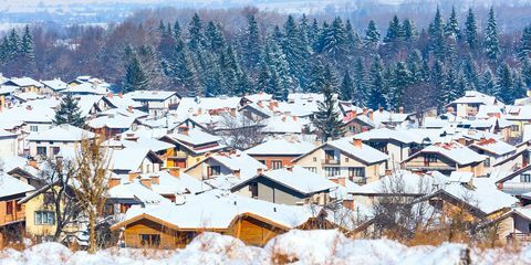 Case cu acoperișuri panoramice în stațiunea de schi bulgară Bansko