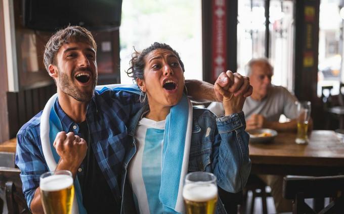 Idei pentru a doua întâlnire cuplu într-un bar de sport