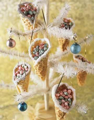 conuri de bomboane pizzelle umplute cu bomboane pe un brad de Crăciun decorativ