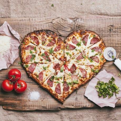pizza în formă de inimă și ingrediente pe tăbliță