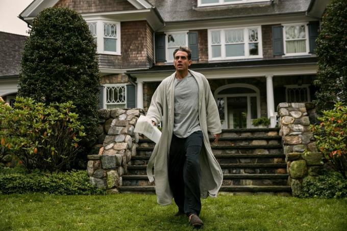 bobby cannavale în observatorul care se plimbă în pijamale pe o peluză în fața casei