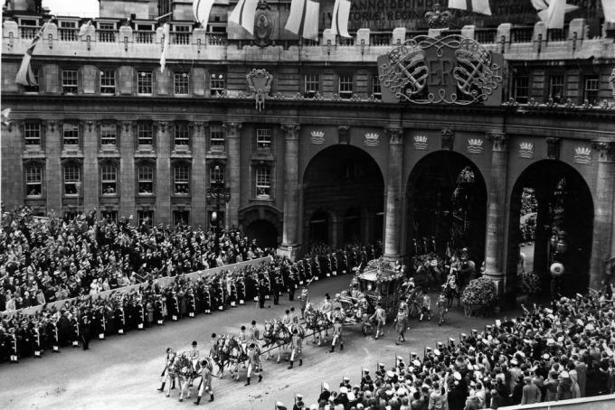 2 iunie 1953, trăsura de încoronare a reginei Elisabeta a II-a și procesiunea care trece prin arcul amiralității pe drumul de la Westminster Abbey la palatul Buckingham fotografie de Hulton archivegetty images