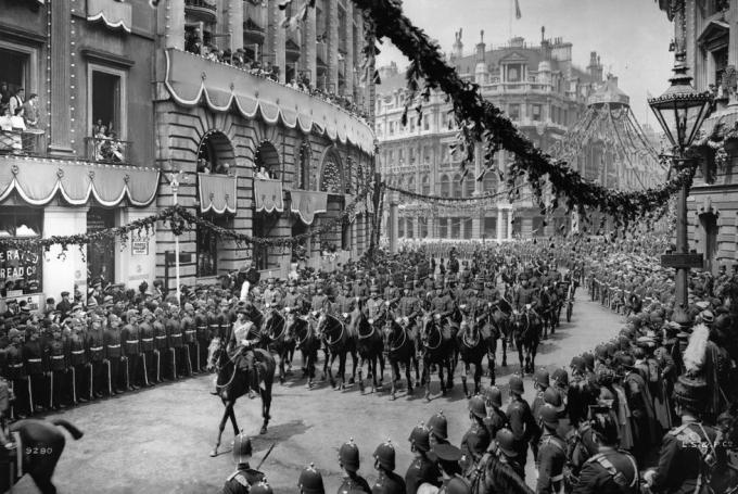 23 iunie 1911, artileria cailor regali se plimbă pe străzile Londrei, ca parte a sărbătorilor de încoronare a Regelui George vs. Fotografie realizată de compania stereoscopică din Londra Hulton archivegetty images