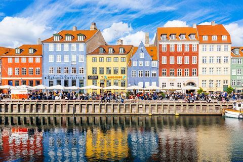 case multicolore de-a lungul canalului din portul nyhavn, copenhaga, danemarca