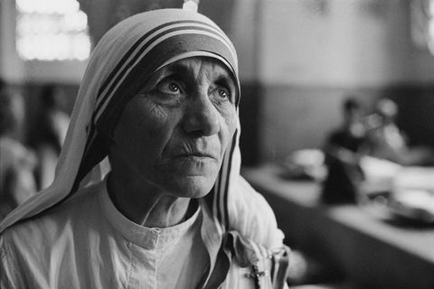 ca prim-plan al mamei teresa în obiceiul ei de călugăriță, uitându-se spre cer