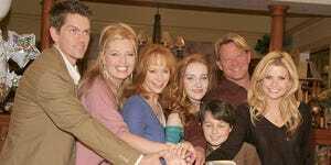 Culver City, ca 12 decembrie lr steve howey, melissa peterman, reba mcentire, joanna garcia, mitch holeman, christopher rich și scarlett pomers din distribuția lui Reba participă la o sărbătoare a emisiunilor episodul 100, 12 decembrie 2005, în orașul Culver, California, fotografie de marsaili mcgrathgetty imagini