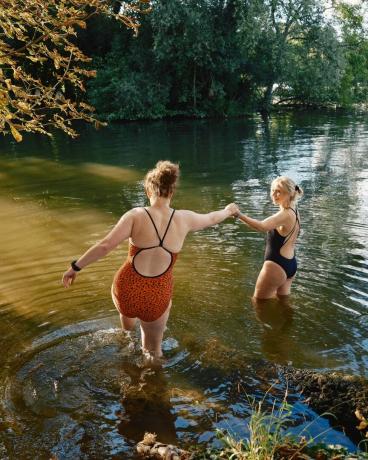 Marea Britanie, Buckinghamshire, Hurley, femei sălbatice înotând în râul Tamisa