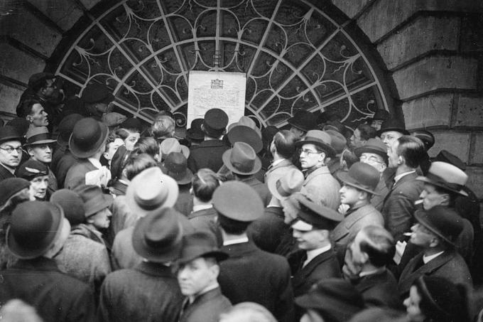 nespecificat, circa 1936, cetățenii englezi au citit anunțul încoronării regelui Edward viii, fotografie, 22 ianuarie, 1936 fotografie de imagnogetty images englische brger lesen die ankndigung der thronbesteigung knig edward viii, fotografie, 22, 1, 1936