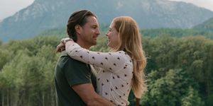 Martin Henderson ca Jack Sheridan, Alexandra Breckenridge ca Mel Monroe în episodul 404 din Virgin River