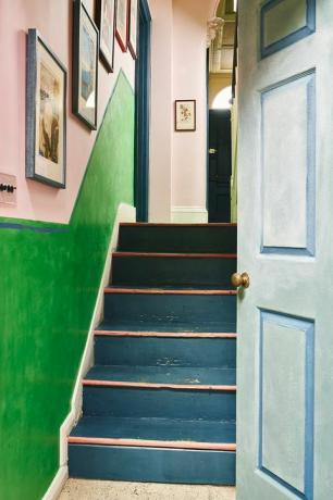scară pictată în albastru în casa lui Annie Sloan din Oxford