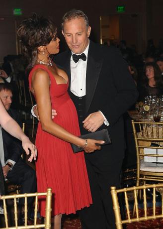 scottsdale, az 05 aprilie cântărețul Whitney Houston și actorul Kevin Costner la Muhammad Alis noaptea de lupte cu celebrități a XIV-a la jw marriott desert ridge resort spa pe 5 aprilie 2008 în scottsdale, Arizona, fotografie de michael caulfieldwireimage