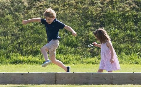 Prințul George și prințesa Charlotte se joacă cu Kate Middleton