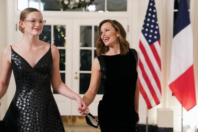 actrița Jennifer Garner și fiica ei violet sosesc la cina de stat la Casa Albă pentru președintele francez Emmanuel Macron la White Casa la 1 decembrie 2022 în Washington, DC, vizita oficială de stat este prima fotografie pentru administrația Biden de Nathan Howardgetty imagini