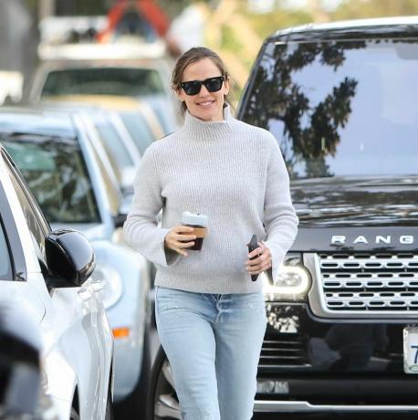 Jennifer Garner ținând o ceașcă de cafea reutilizabilă în Los Angeles, 26 martie 2019