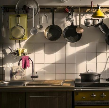 unitate de bucătărie într-o bucătărie domestică la lumina serii