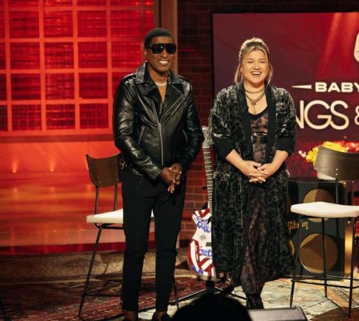 episodul j112 din show-ul kelly clarkson în poza cu l r kenneth babyface edmonds, kelly clarkson fotografie de weiss eubanksnbcuniversal prin getty images