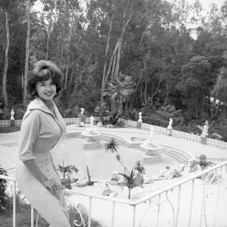 Jayne Mansfield lângă piscina ei