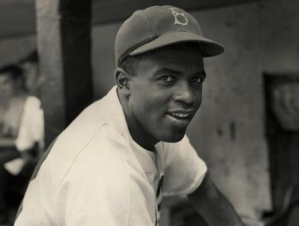 circa 1945 un portret al jucătorului de teren de la Brooklyn Dodgers Jackie Robinson în uniformă fotografie de Hulton archivegetty images