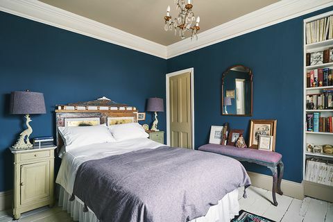 dormitor albastru și purpuriu în casa lui Annie Sloan din Oxford