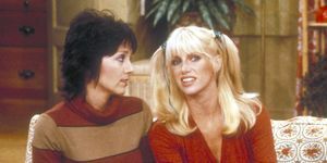 Joyce Dewitt ca Janet Wood și Suzanne Somers ca Chrissy Snow în scena din Three's Company 1979