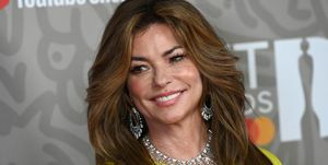 shania twain în rochie galbenă și colier cu diamante