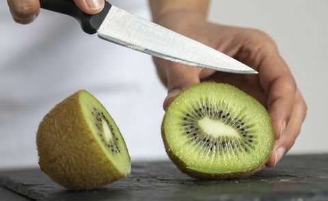 o femeie care taie kiwi