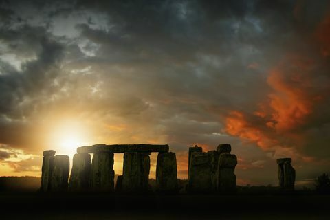 Soarele care răsare peste Stonehenge, Wiltshire, Regatul Unit