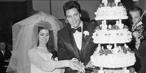 Elvis și Priscilla Presley și-au tăiat tortul de nuntă