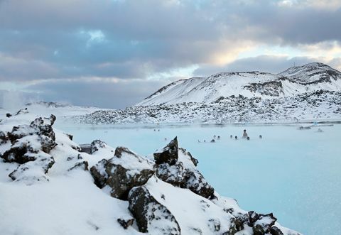 Scăldători în Laguna Albastră din Islanda 