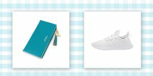 perete albastru cu fermoar și un pantof de tenis adidas alb pe fundal albastru și alb