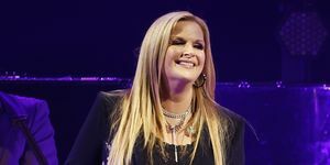 trisha yearwood și wynonna judd cântă pe scenă în timpul județului turneul final de la bridgestone arena pe 28 octombrie 2022 în Nashville, Tennessee fotografie de jason kempingetty imagini pentru aba