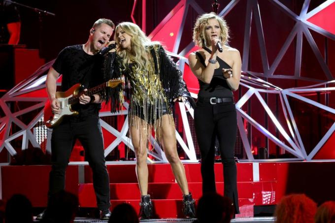 Carrie Underwood cântă pe scenă la cea de-a 56-a ediție anuală a premiilor CMA la Bridgestone Arena pe 09 noiembrie 2022 în Nashville, Tennessee, fotografie de michael loccisanogetty images