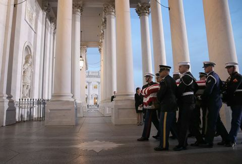 Liderii Congresului găzduiesc ceremonia de sosire la Capitoliu pentru președintele târziu, George H.W. tufiș
