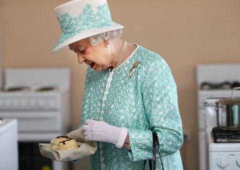 Regina stabilește în cele din urmă o dezbatere despre ceaiul cu cremă de vârstă