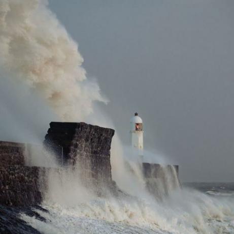 Ciara A treia furtună numită a anului ajunge în Marea Britanie
