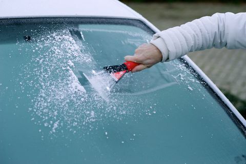 răzuind înghețul parbrizului auto