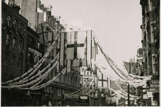 Fleet Street, City of London, Great London Authority, 1953 o vedere a steagurilor agățate de clădiri și în centrul Fleet Street, din care sunt înșirate decorațiuni, pt. încoronarea lui elizabeth ii încoronarea lui elizabeth ii a avut loc pe 2 iunie 1953, steagurile atârnând de-a lungul centrului străzii flotei din această fotografie este steagul lui orașul Londra, care prezintă o sabie roșie în partea din stânga sus al st George Cross artist jr uppington fotografie realizată de istoric englandheritage images via getty imagini