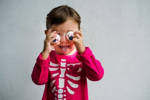 fetiță îmbrăcată într-o cămașă cu schelet cu ochelari amuzanți