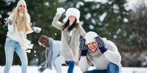 festivaluri de iarnă cu un grup de prieteni care se joacă în zăpadă