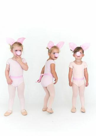 fetițe în colanți roz și onesies cu urechi de porc și boturi de porc