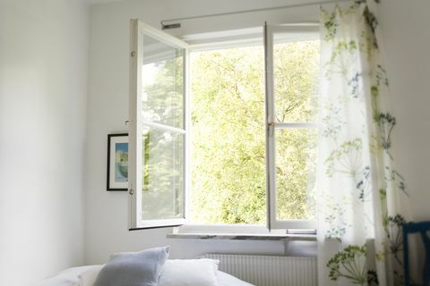 fereastră deschisă în dormitor