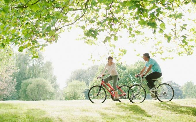 Idei de a doua întâlnire cu un cuplu care merge cu bicicleta într-un parc