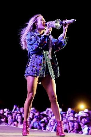 Carrie Underwood cântă pe scenă în timpul celei de-a doua zile a festivalului de diligențe din 2022, pe terenul de polo empire, pe 30 aprilie 2022, în Indio, California, fotografie de amy sussmangetty imagini pentru diligență