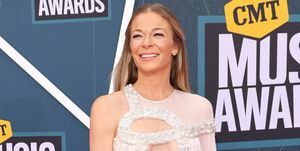 leann rimes, pantalonii mari de trening leann rimes la covorul roșu al premiilor de muzică country